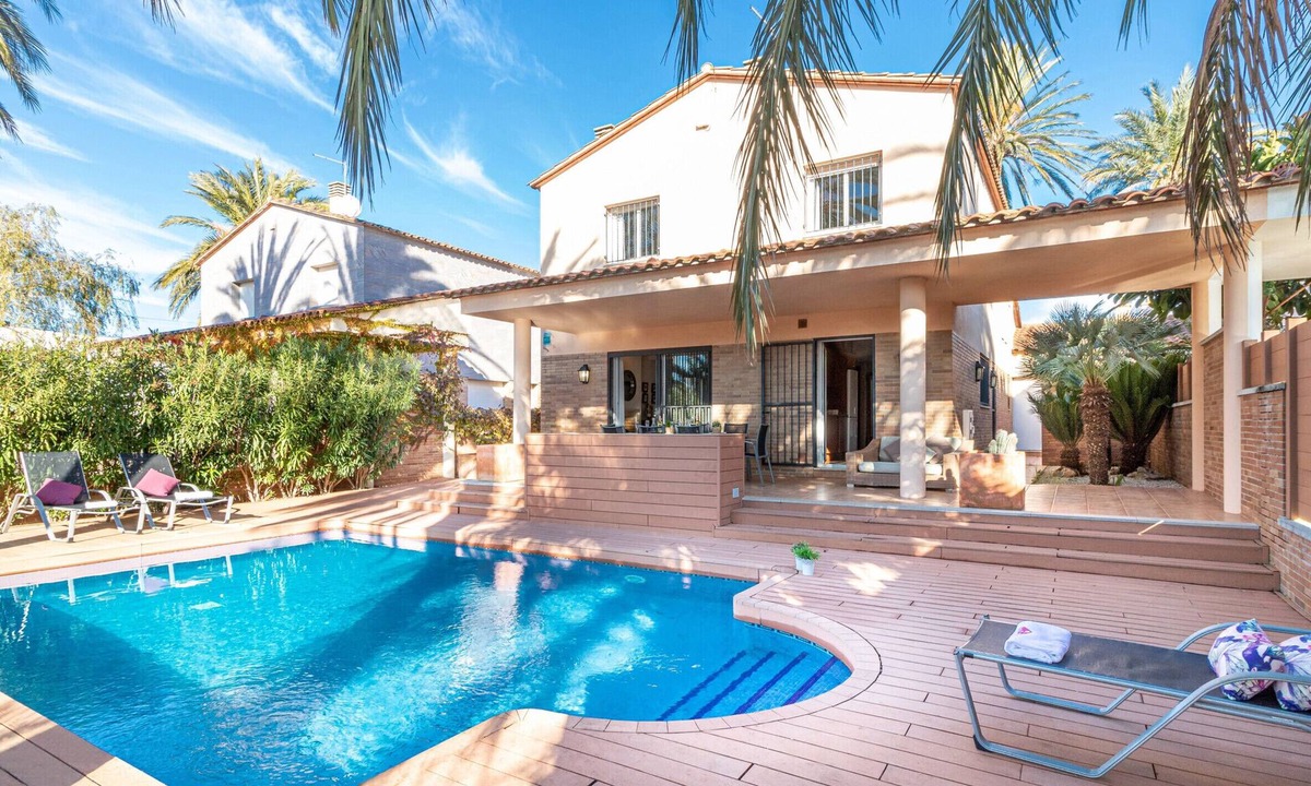 Empuriabrava Villa | 0109-PANI House at the canal with pool and mooring