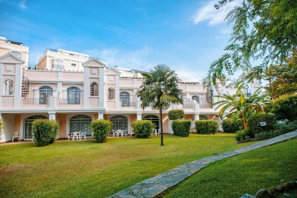 Marbella House | 2 Bedroom Townhouse in Stunning Aloha Gardens 21