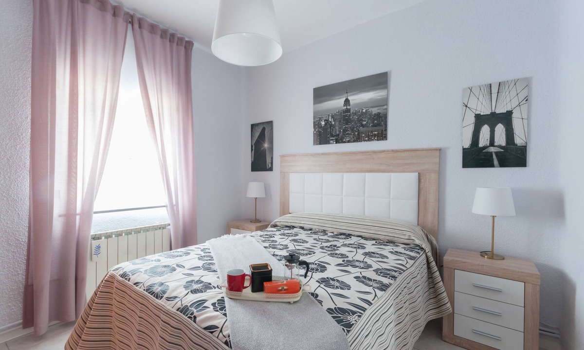Moscardo Apartment | 21 Gumers Wifi Metro A/C free street parking for families friends & couples
