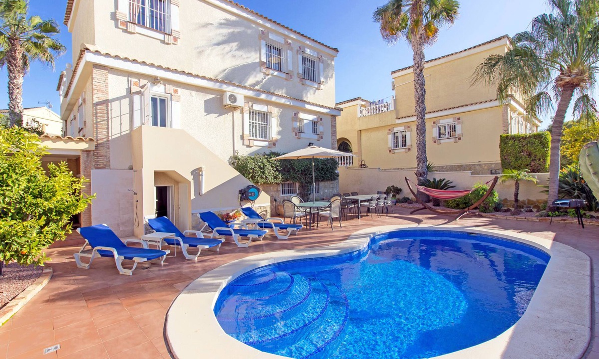 Gran Alacant Ski Chalet | 5 Bed Villa with Private Heated Pool & Games Room, Gran Alacant, Alicante
