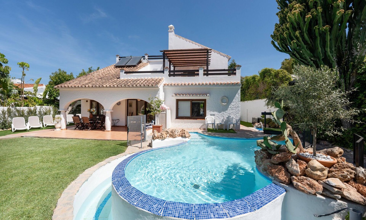 San Pedro de Alcantara Villa | 5-Bedroom Villa 'By The Beach' with Sea Views, Wi-Fi & Air Conditioning