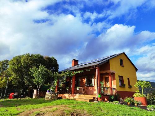 Rubia Ski Chalet | A Porteliña Casa Rural, entre viñedos y castaños