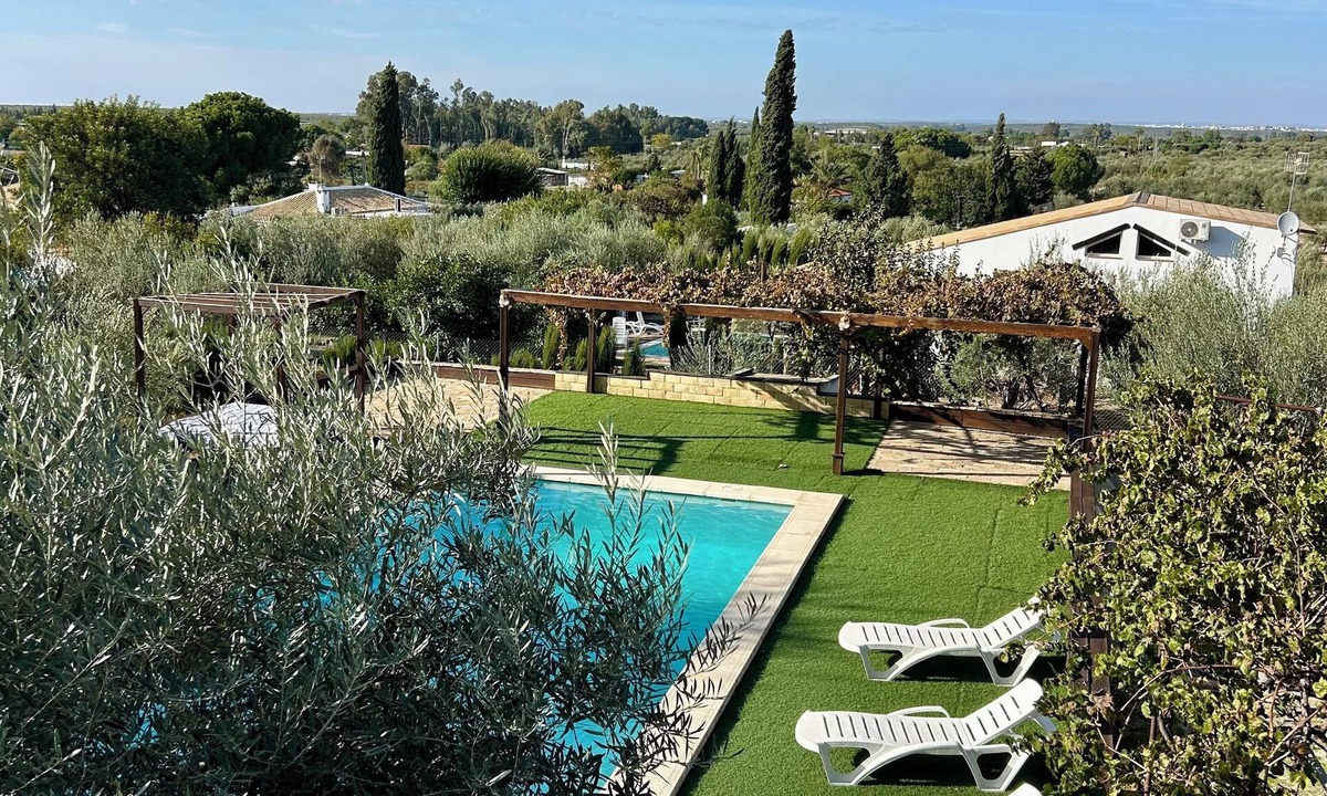 Arahal Ski Chalet | Alba cottages (Casa rural Castillo) with private swimming pool.