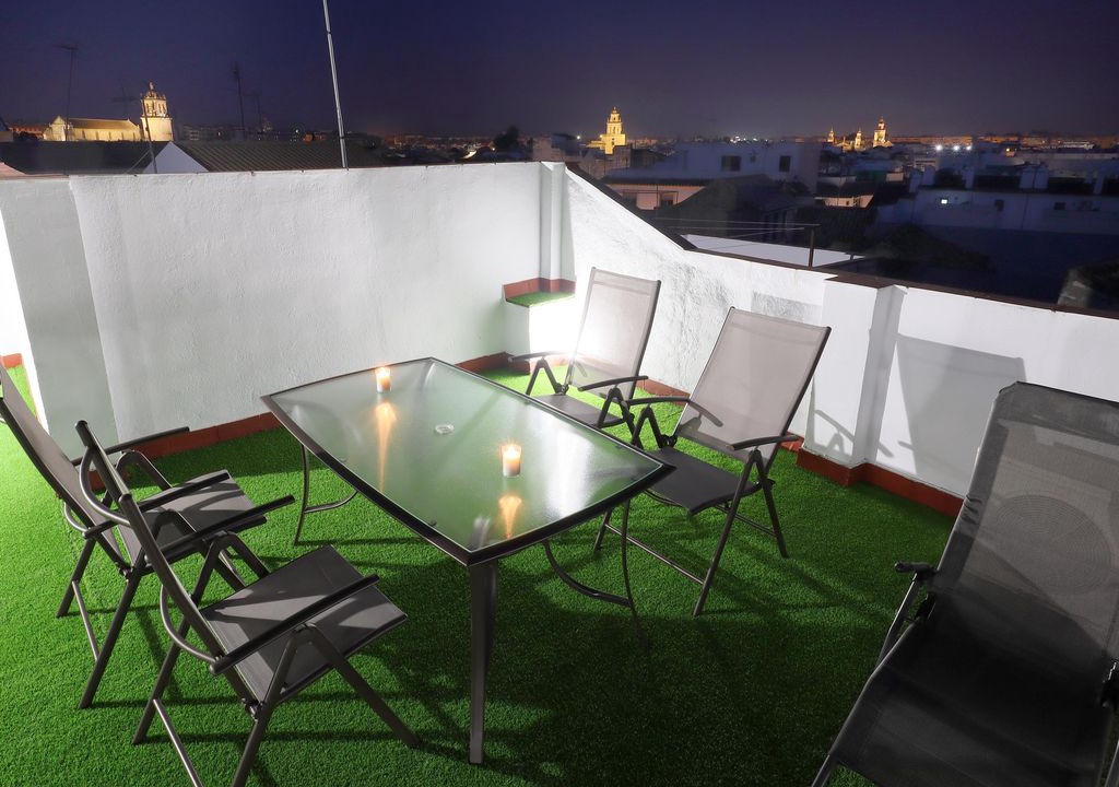 Distrito Centro Apartment | Alfaros 1 apartment in Córdoba with WiFi, integrated air conditioning & private roof terrace.