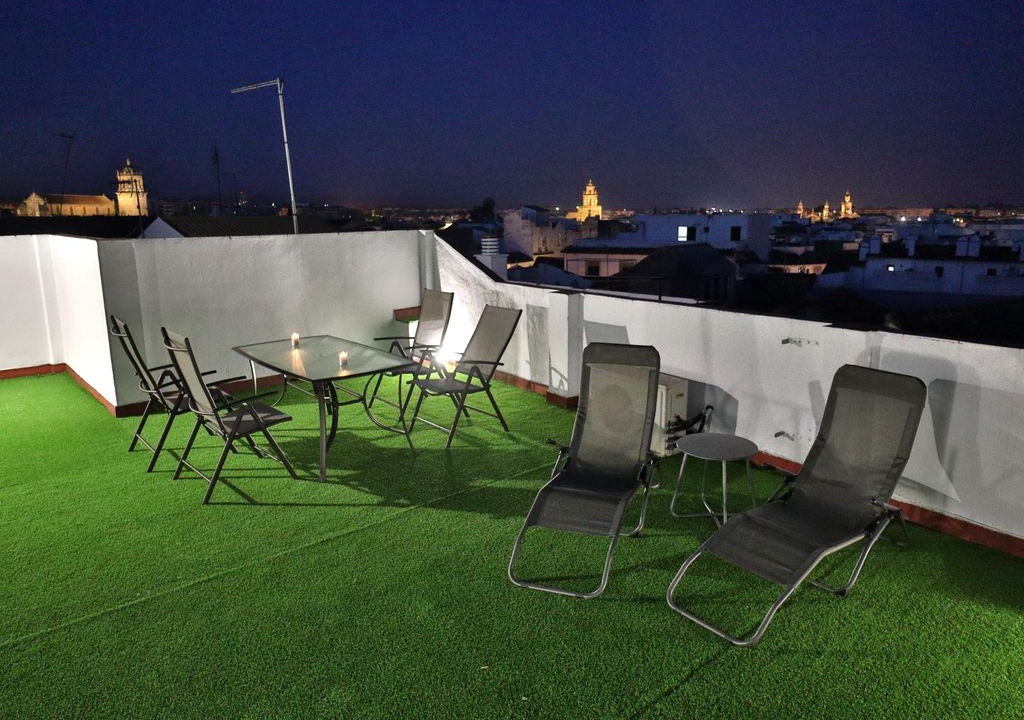 Distrito Centro Apartment | Alfaros 2 apartment in Córdoba with WiFi, integrated air conditioning & shared terrace.