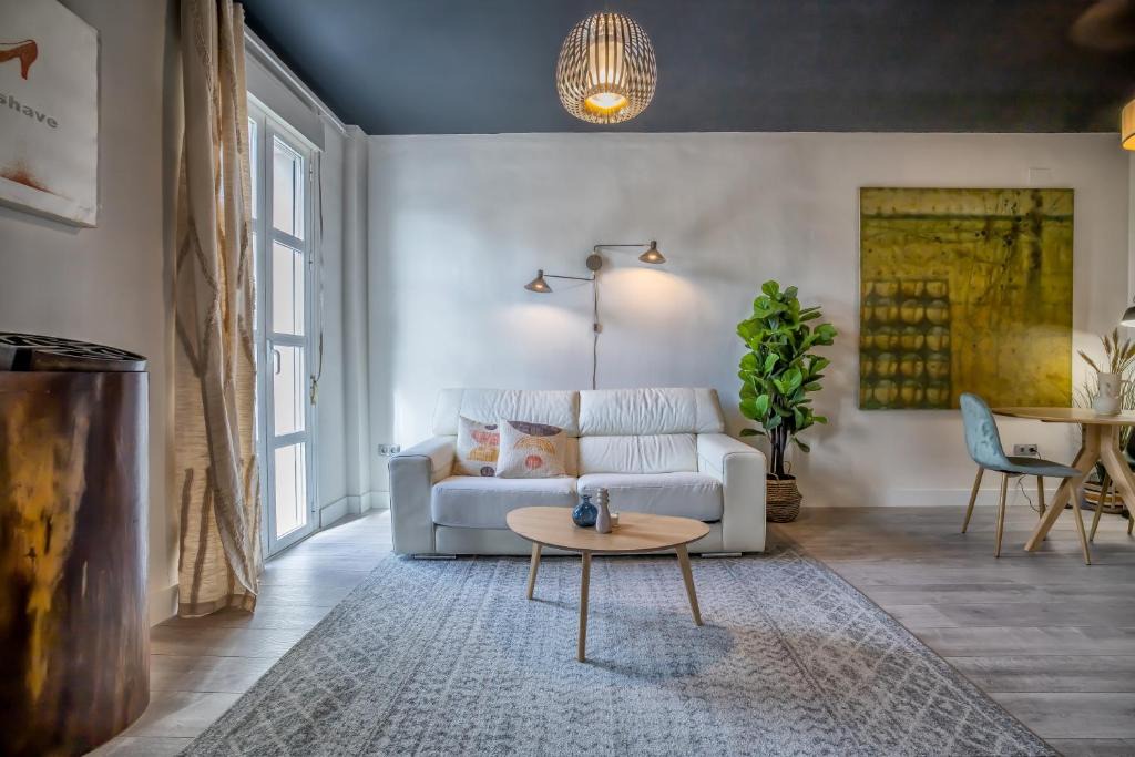 Santiago Apartment | Apartamento cerca de la MEZQUITA DE CORDOBA & FREE PRIVATE PARKING