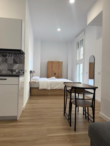 Los Tilos Apartment | Apartamento Justo al lado de la Estación de Tren y Bus María Zambrano