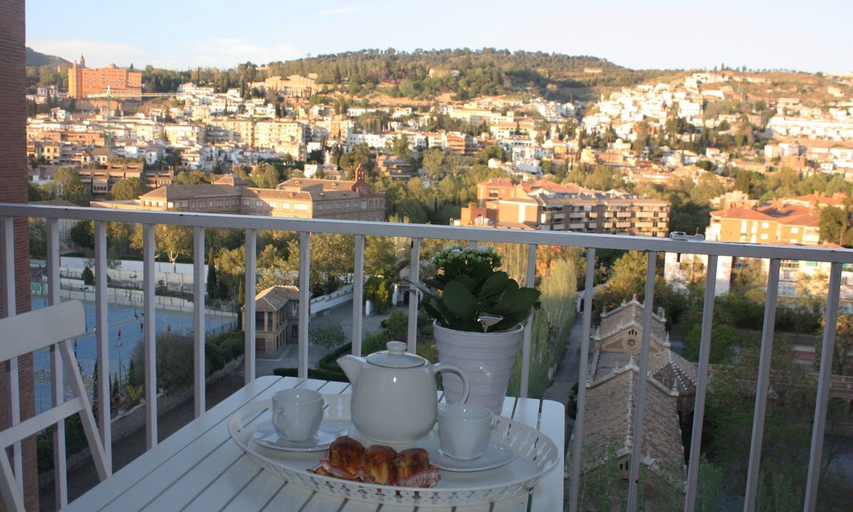 Cervantes Apartment | Apartment 'Apartamento Góngora Congresos' with Mountain Views, Wi-Fi, and Air Conditioning