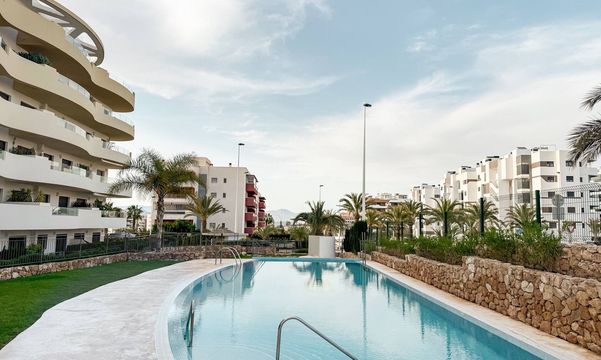Els Arenals del Sol Apartment | Apartment 'Bahia' with Shared Pool, Wi-Fi and Air Conditioning