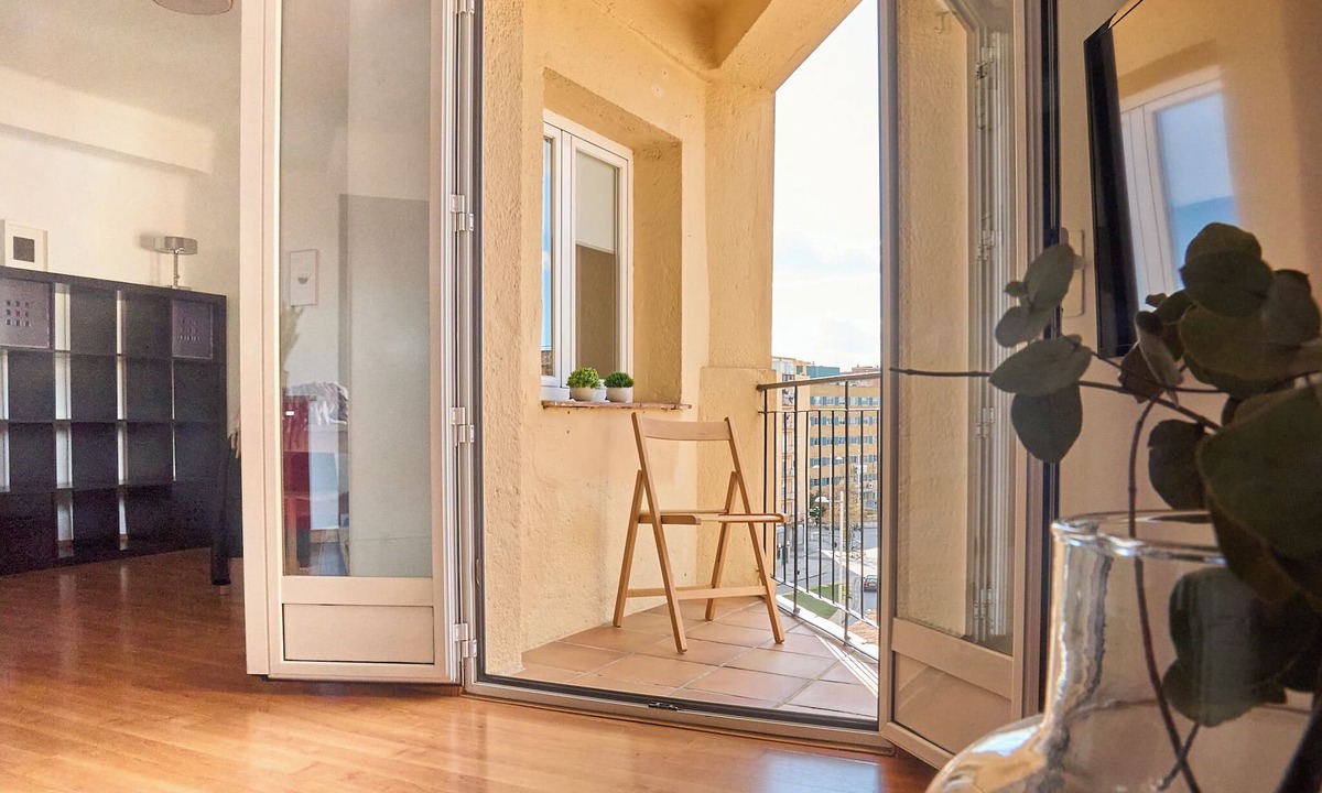 Zaidin Apartment | Apartment 'Charming Top-floor With Balcony', Wi-Fi and Air Conditioning