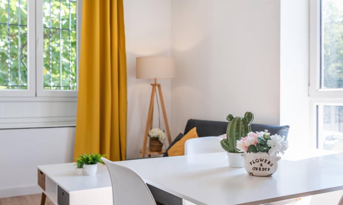 Cervantes Apartment | Apartment in a restored mansion in Granada.