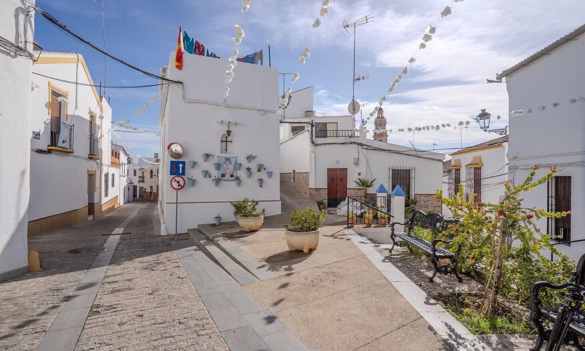 Penaflor Apartment | Apartment in Peñaflor with Charming Patio