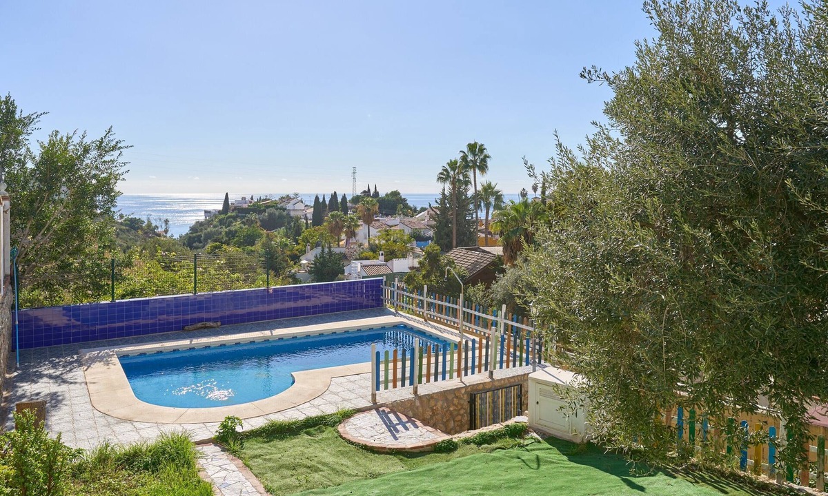 La Cala del Moral Apartment | Apartment 'La Canarita' with Sea Views, Wi-Fi, and Air Conditioning