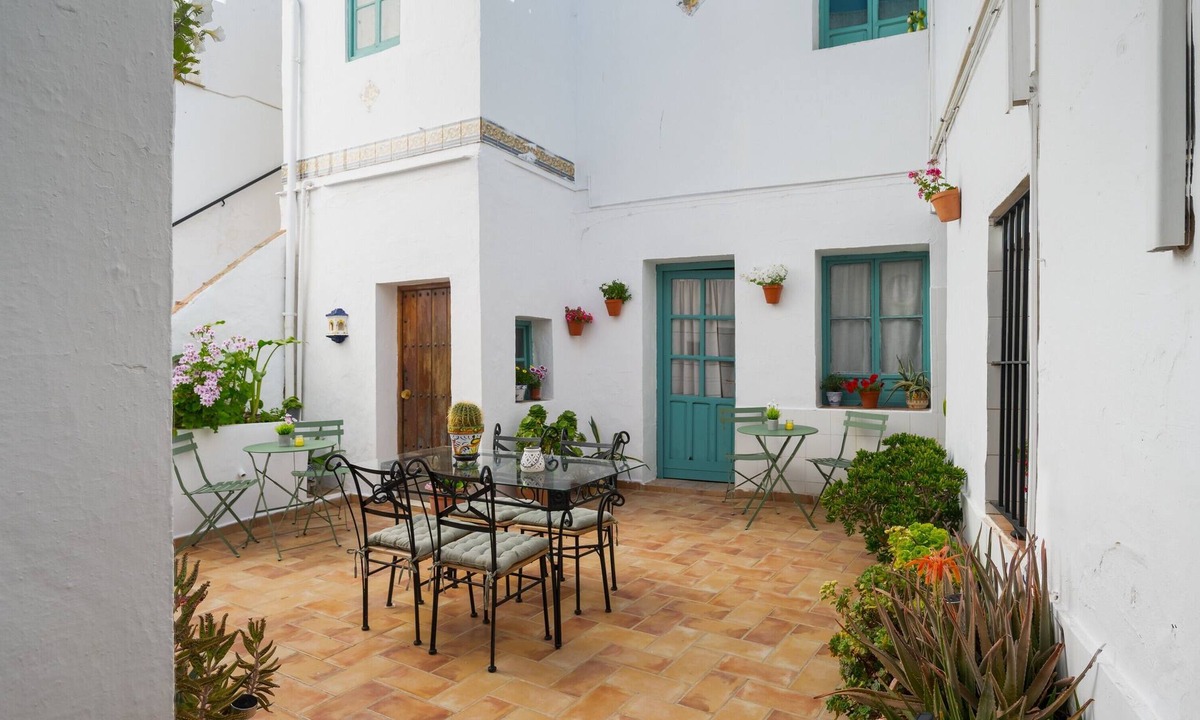 Carmona Apartment | Apartment 'Lucero' with Shared Garden, Wi-Fi and Air Conditioning