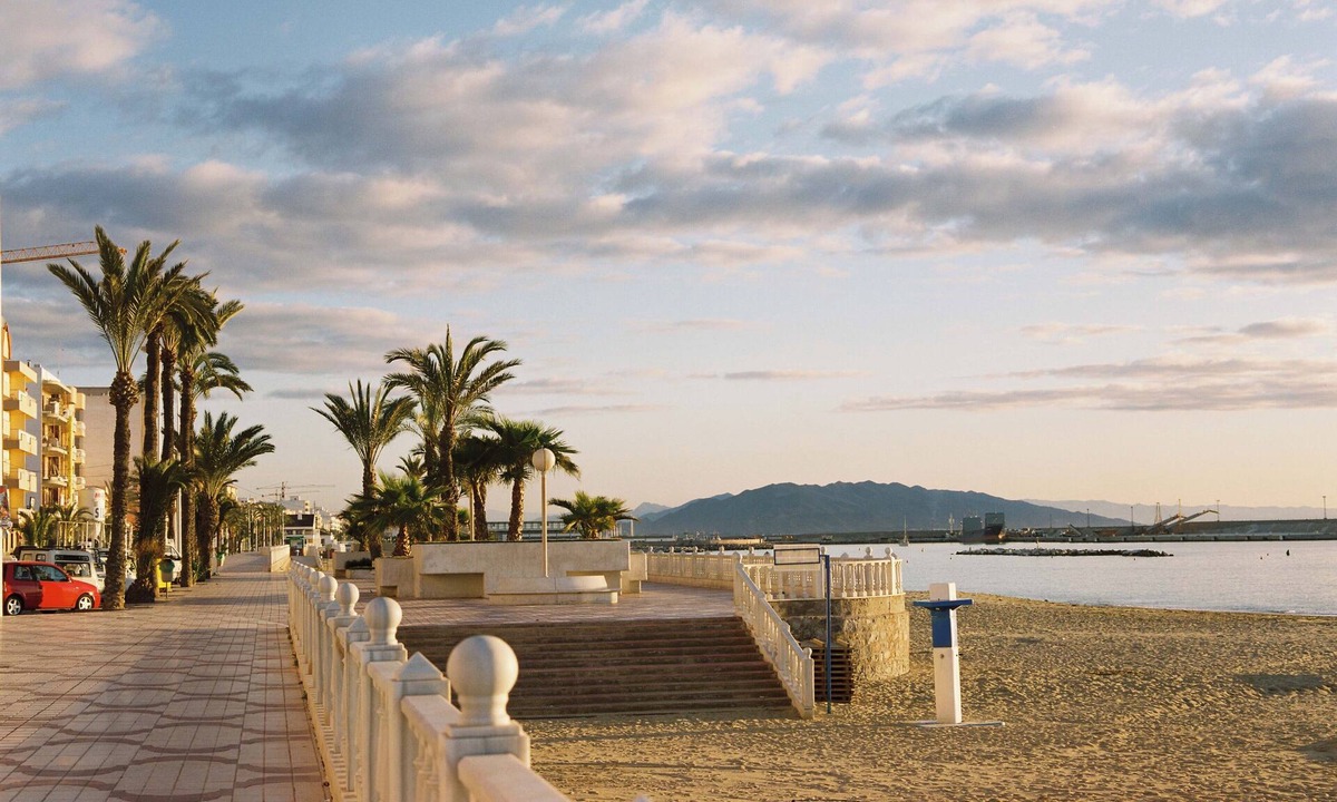 Garrucha Apartment | Apartment next to the promenade.