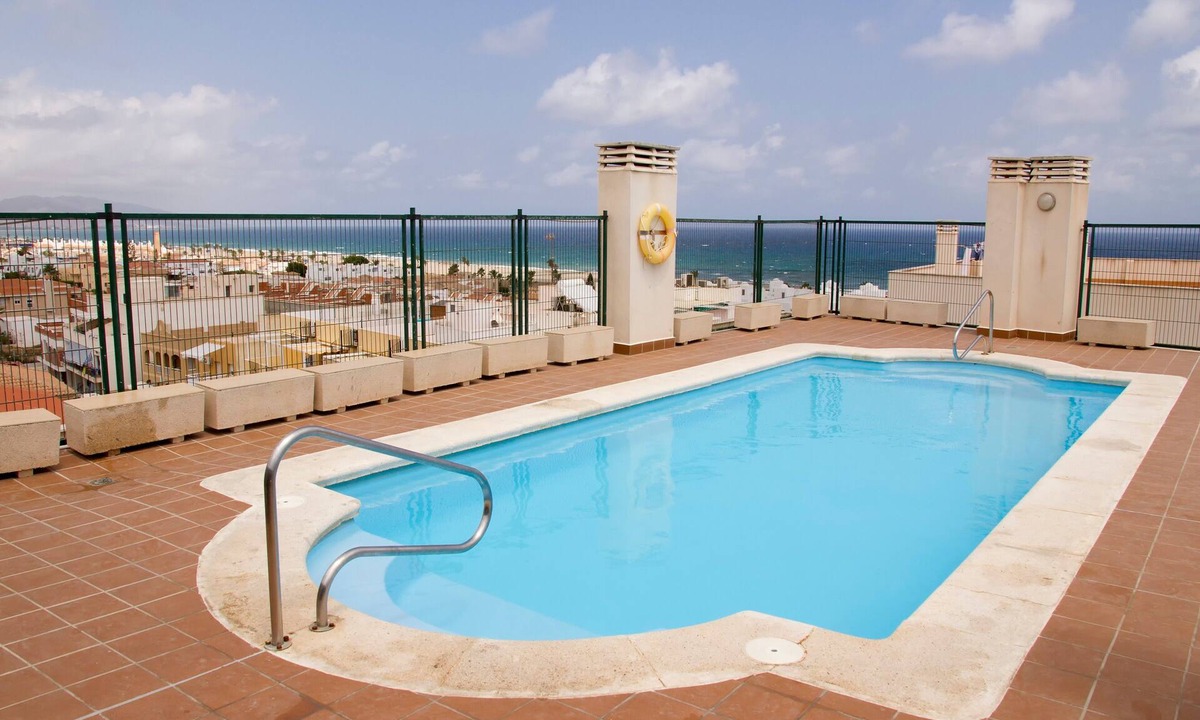 Garrucha Apartment | Apartment 'Piso Para Grupos Cerca Del Mar' with Shared Pool, Wi-Fi and Air Conditioning