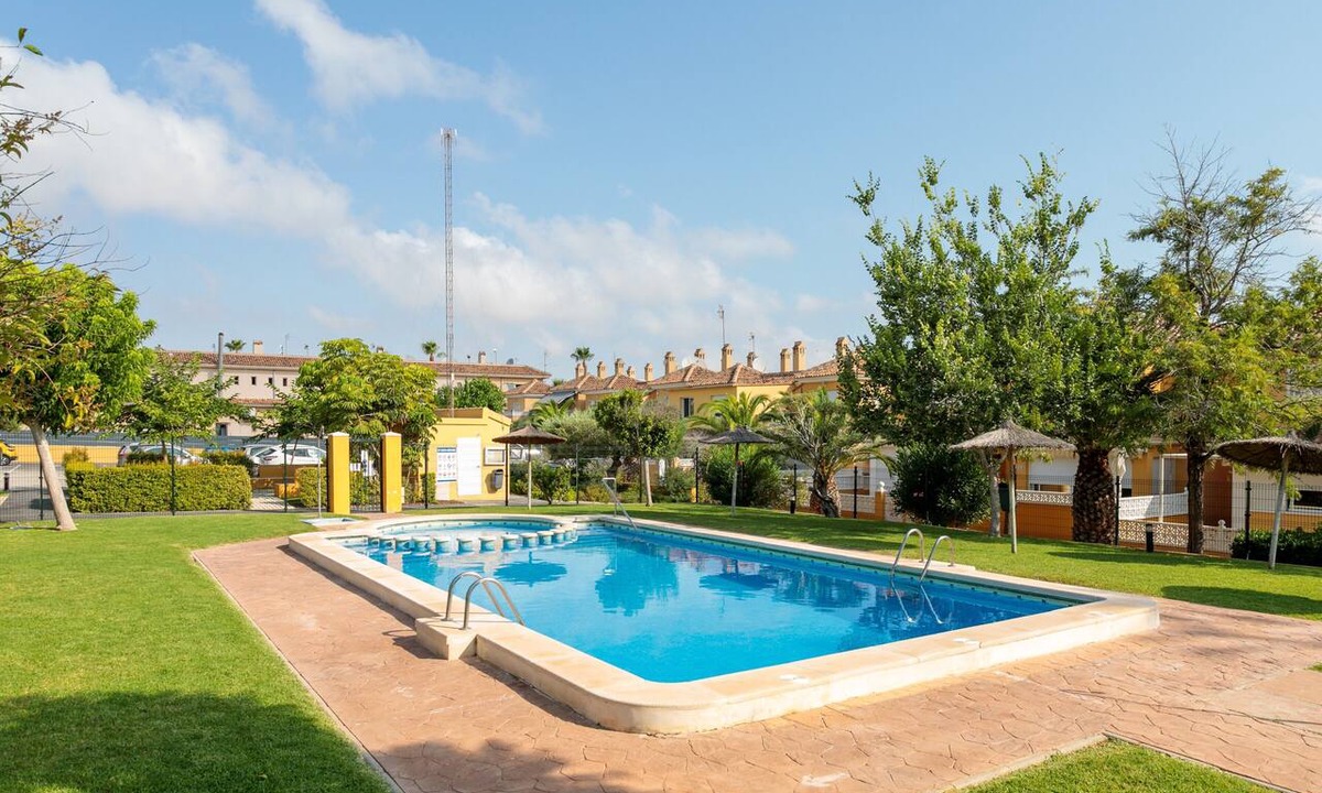 Gran Alacant Apartment | Apartment 'Pretty Bungalow' with Mountain View, Wi-Fi and Air Conditioning