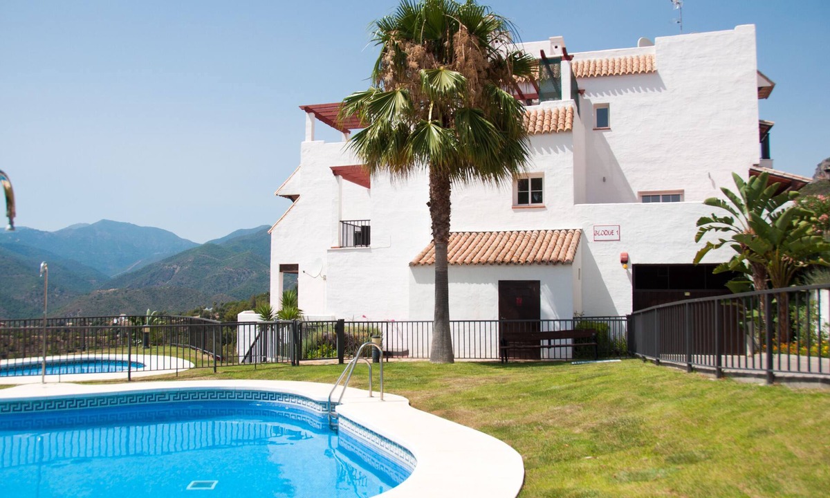 Istan Apartment | Beautiful New 3 Bed Duplex Apartment - Hot Tub - 6 mins Banus - Golden Mile