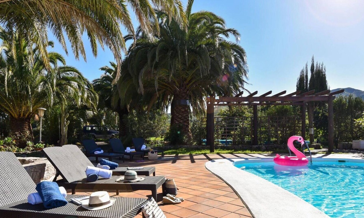 La Solana Villa | Beautiful private villa for 12 people with pool, WIFI, TV, patio and parking