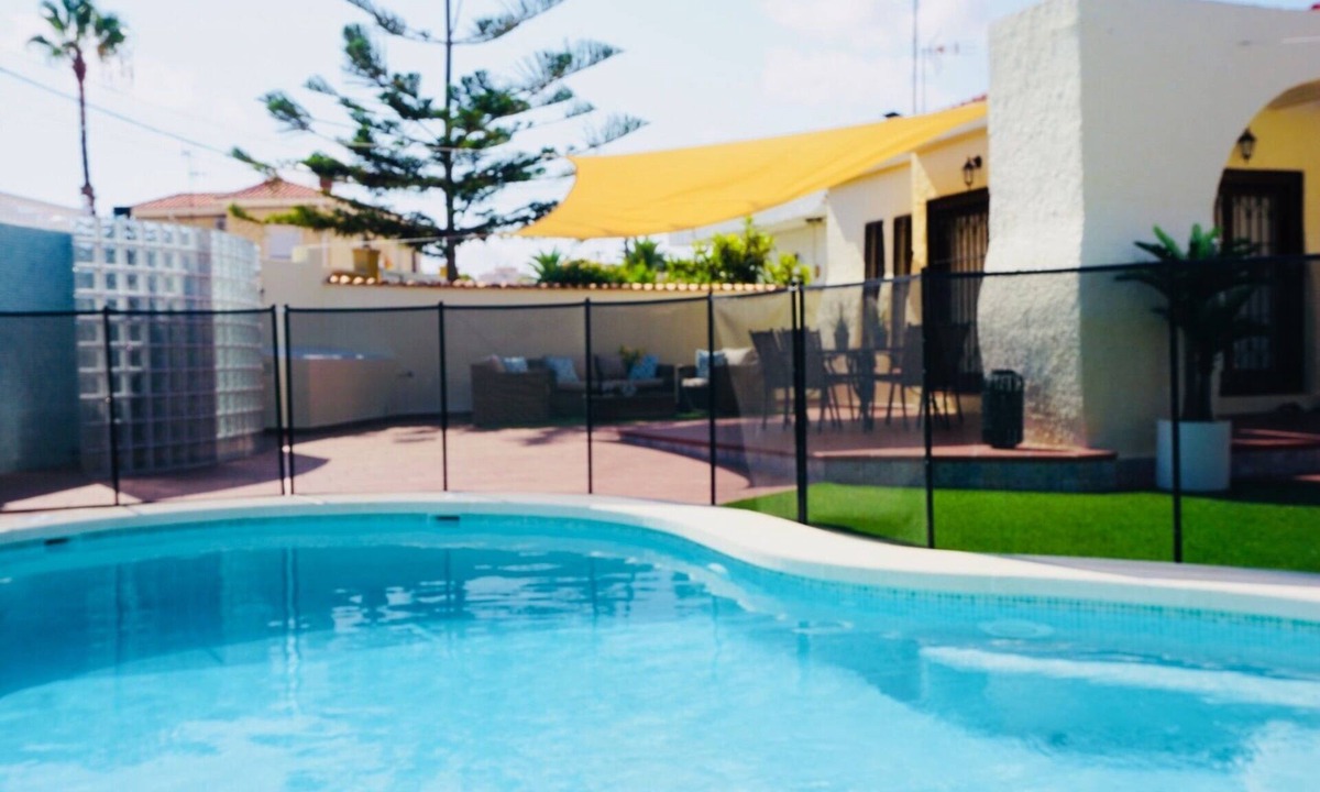 Torrevieja Villa | Beautiful private pool villa near the beach and city