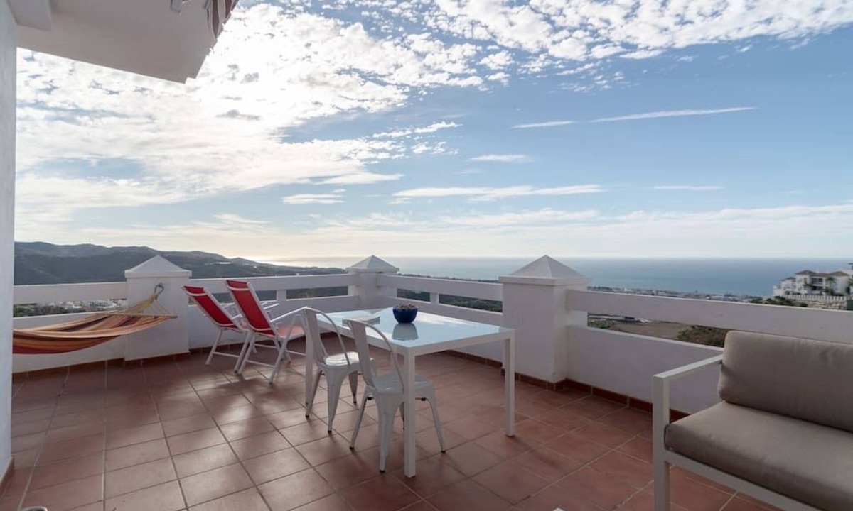 Benagalbon Apartment | bright apartment, big terrace, stunning sea and mountainviews, summerpool