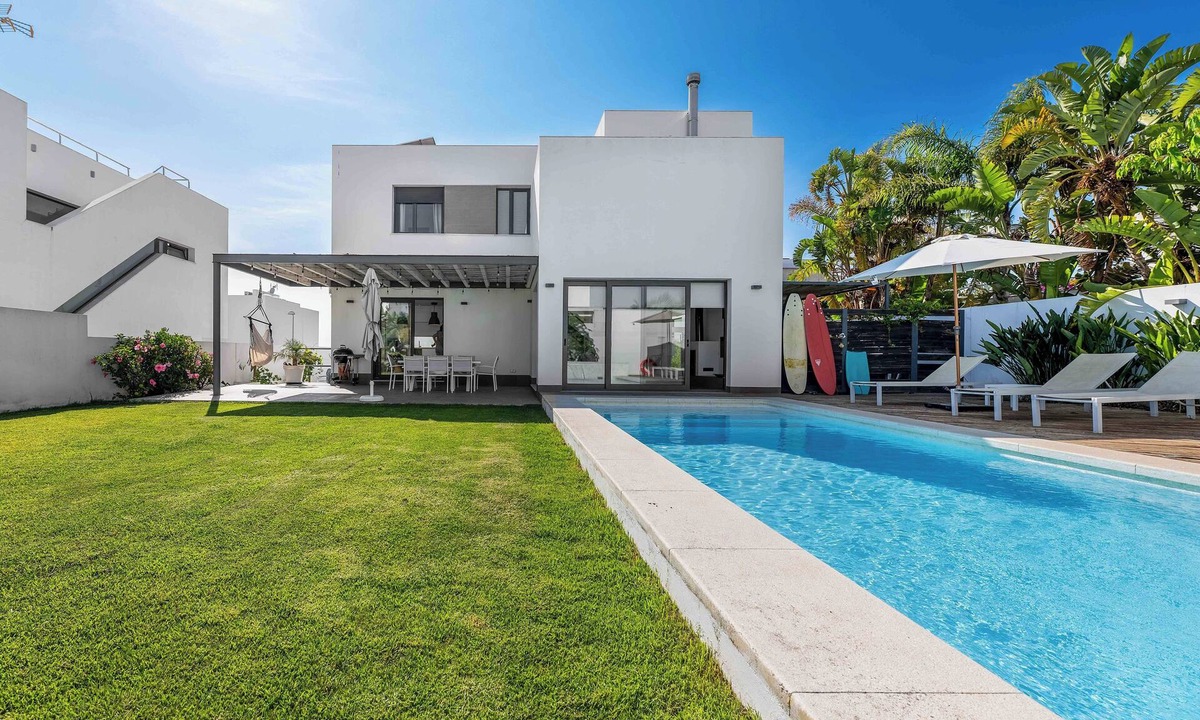 Conil de la Frontera Villa | Bright Coastal Villa with Pool Near the Beach in Conil de la Frontera