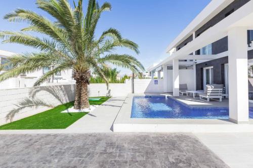 Puerto Marino Villa | Casa Bos Dolphin Pool Jacuzzi 6p