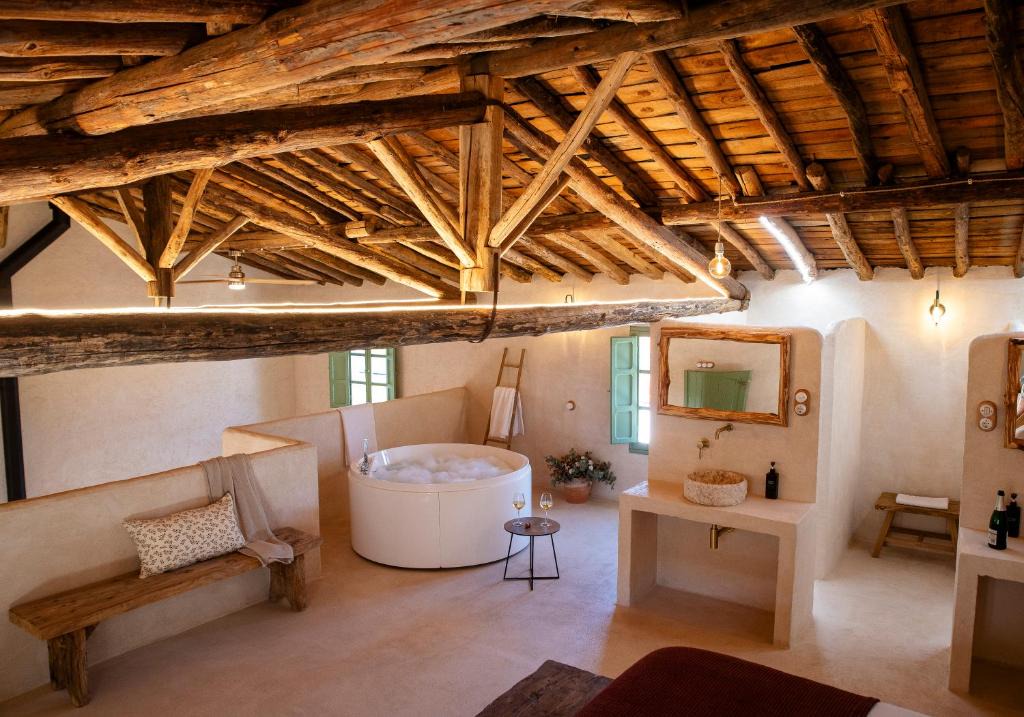 Castillo de Bayuela House | Casa de autor La Casita del Churrero- Jacuzzi con vistas a la montaña