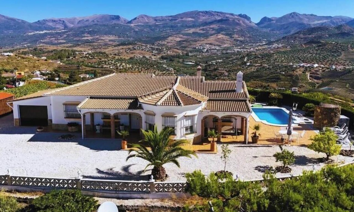 Vinuela House | Casa del Sueño: Vacation Home with Stunning Panoramic Views