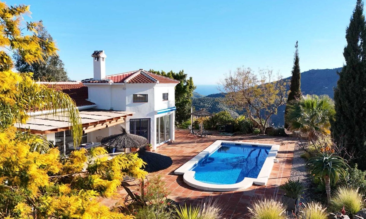 Arenas Villa | Casa El Mirador Offers Spectacular Views, Comfort, and a Heated Pool