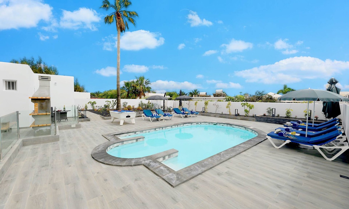 Los Mojones Villa | Casa El Paraiso 5 bedrooms, 4 baths sleeps 10 people free A/C heated pool.
