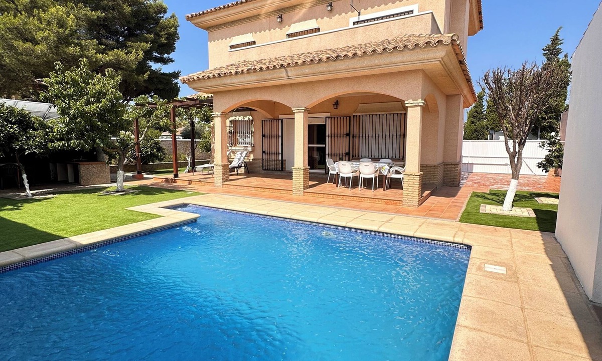 Los Gallos-Cerromolino Ski Chalet | CASA FRANCISCO: A villa just 500 meters from a natural park, in a quiet area.