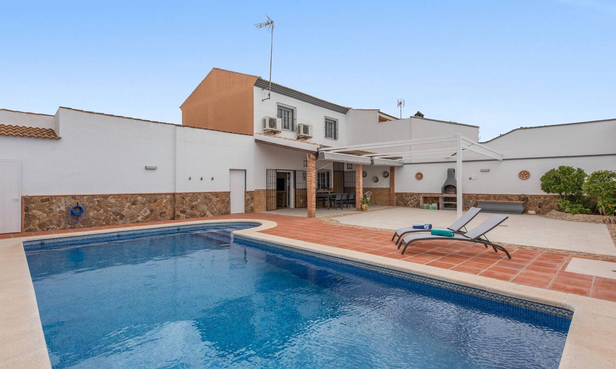 Fuente de Piedra House | Casa Jade – Spacious House with Pool and Barbecue in Fuente de Piedra