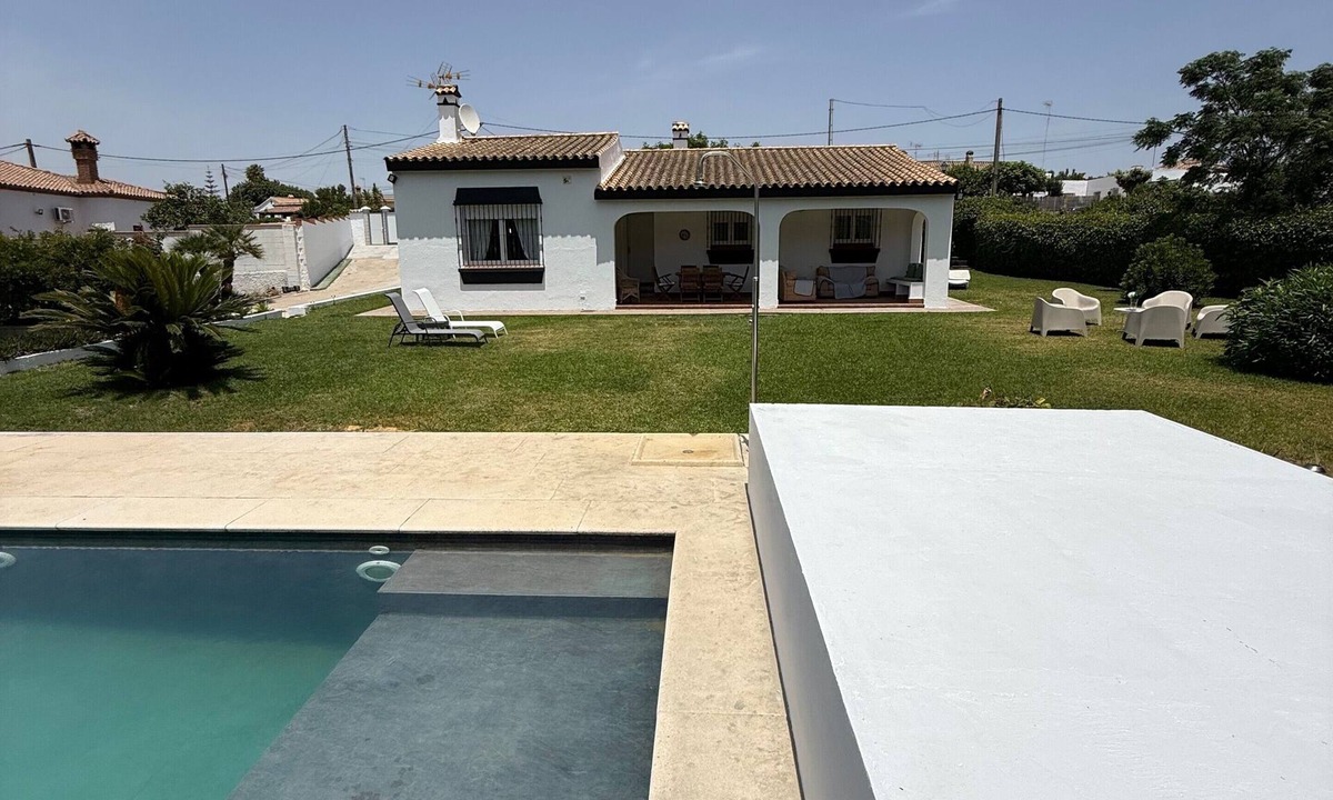 San Ambrosio House | Casa Los Alamos with Pool, Renovated Kitchen, Wi-Fi, and Terrace