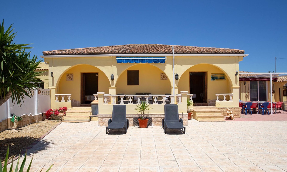 La Parata Villa | Casa Mari is a fabulous Villa with large swim pool, tennis, Games Room, garden