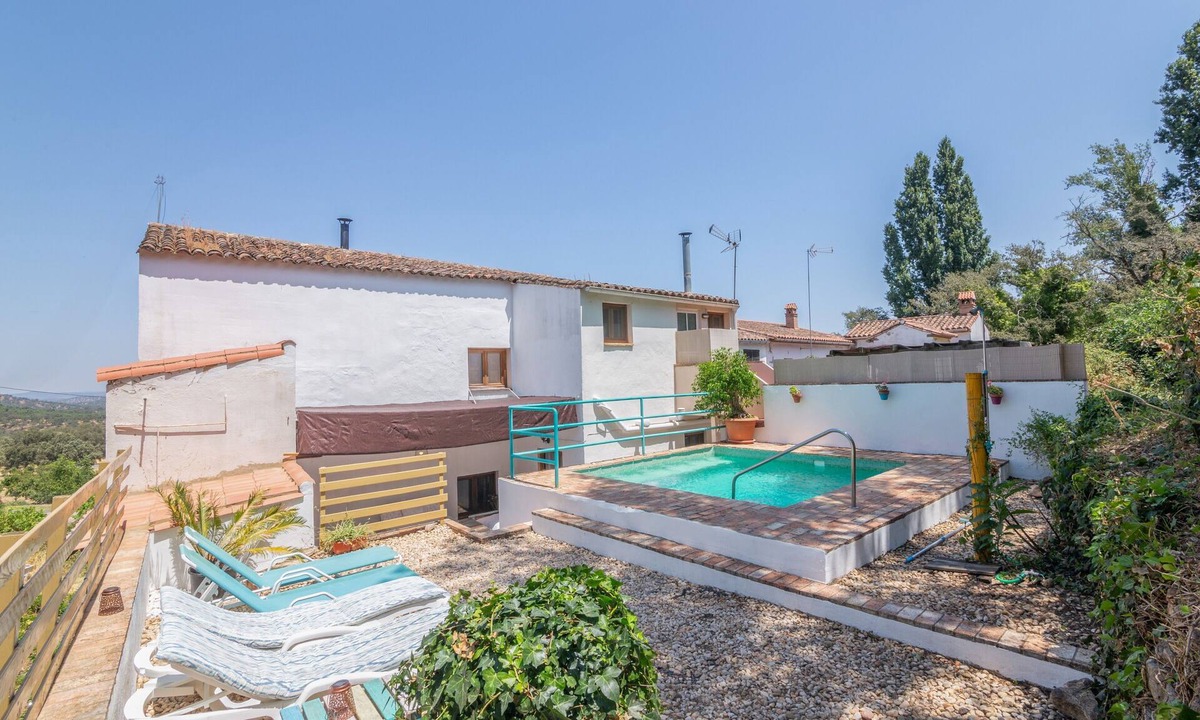 Calabazares House | Casa Rural La Trastienda: mountain views, private pool, Wi-Fi
