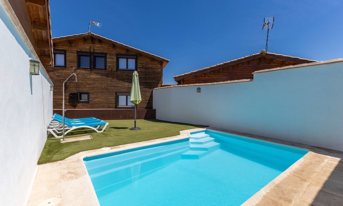 Cobisa House | Casa Rural La Dehesa de Toledo with Pool, Garden, and Sleeps 12
