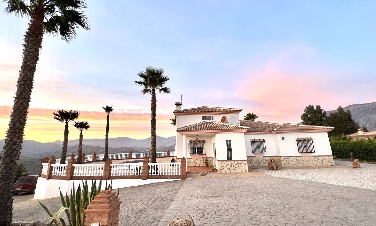 Vinuela Villa | "CasaBlanca" Rural Villa with pool and barbecue.