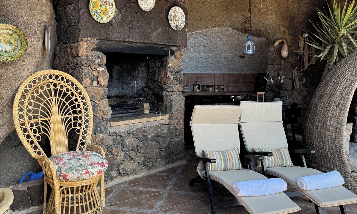 Macher Villa | Castillo Sophie - Sleep in a volcanic cave - Pet friendly