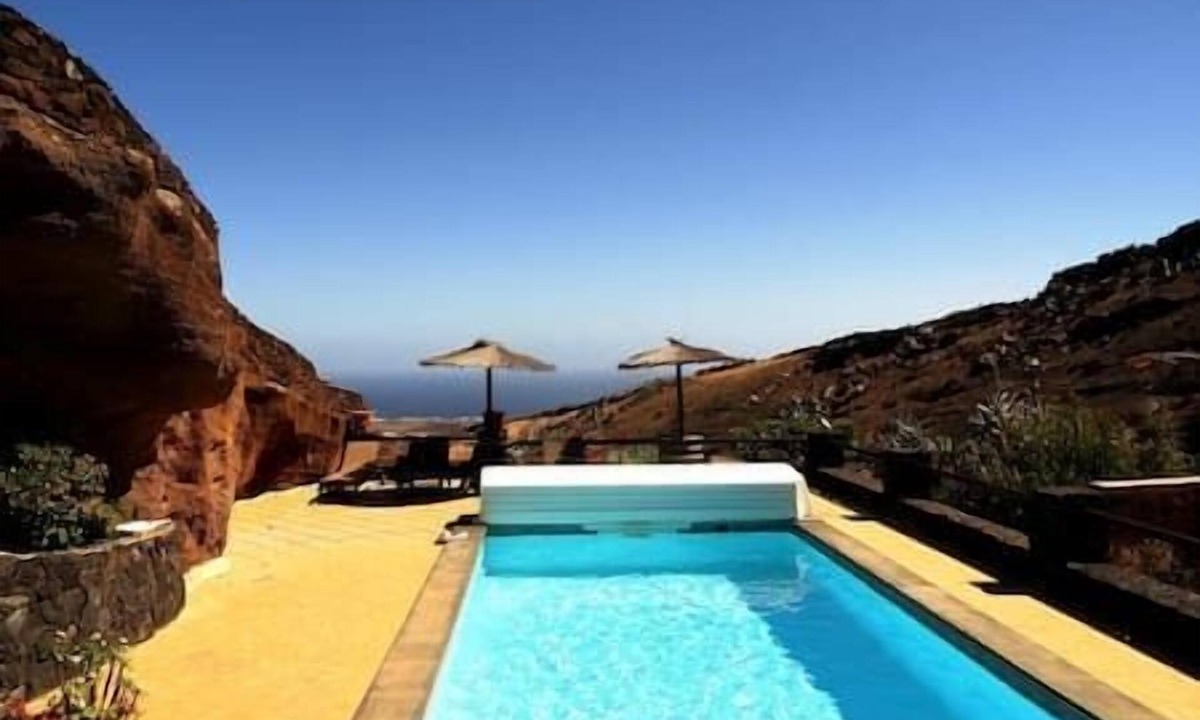 Macher Villa | Castillo Winni - Sleep in a volcanic cave - Pet friendly