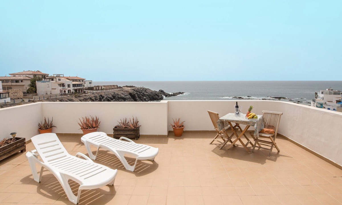 El Cotillo Apartment | Central Apartment "Benitez Umpierrez" on the Beach with Terrace, Ocean View & Wi-Fi
