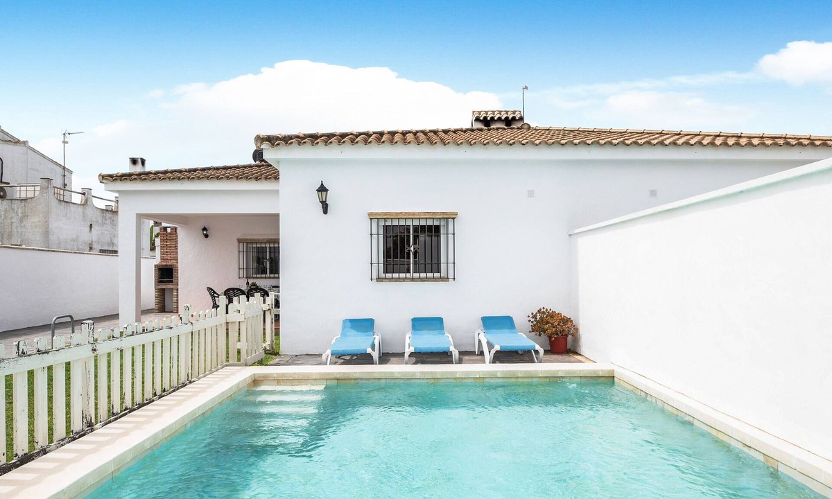 El Palmar House | Chalet Casa Playamar near the beach with garden, pool and Wi-Fi