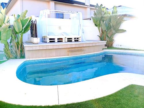 Punta Umbria House | Chalet con jardin privado y piscina para disfrutar con la familia y amigos