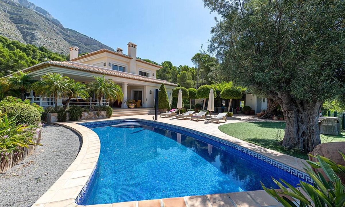 Bernia House | Comfortable holiday home with private pool in Altea, on the Costa Blanca, Spain for 8 persons