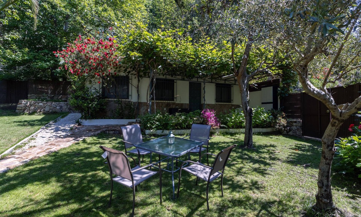 Arenas de San Pedro Cottage | Cottage 'El Castañar De Ceubia' with Mountain View, Private Terrace and Private Garden