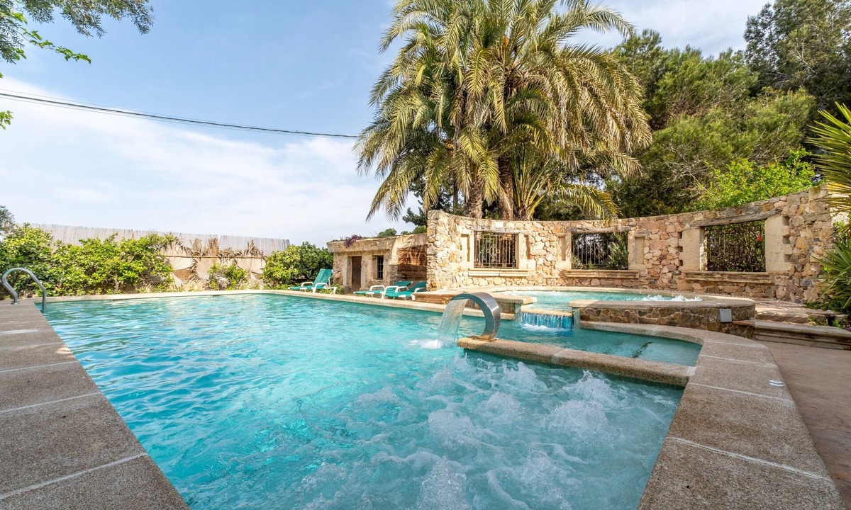 Catral House | Country House 'La Carrasca' with Private Pool, Private Terrace and Wi-Fi