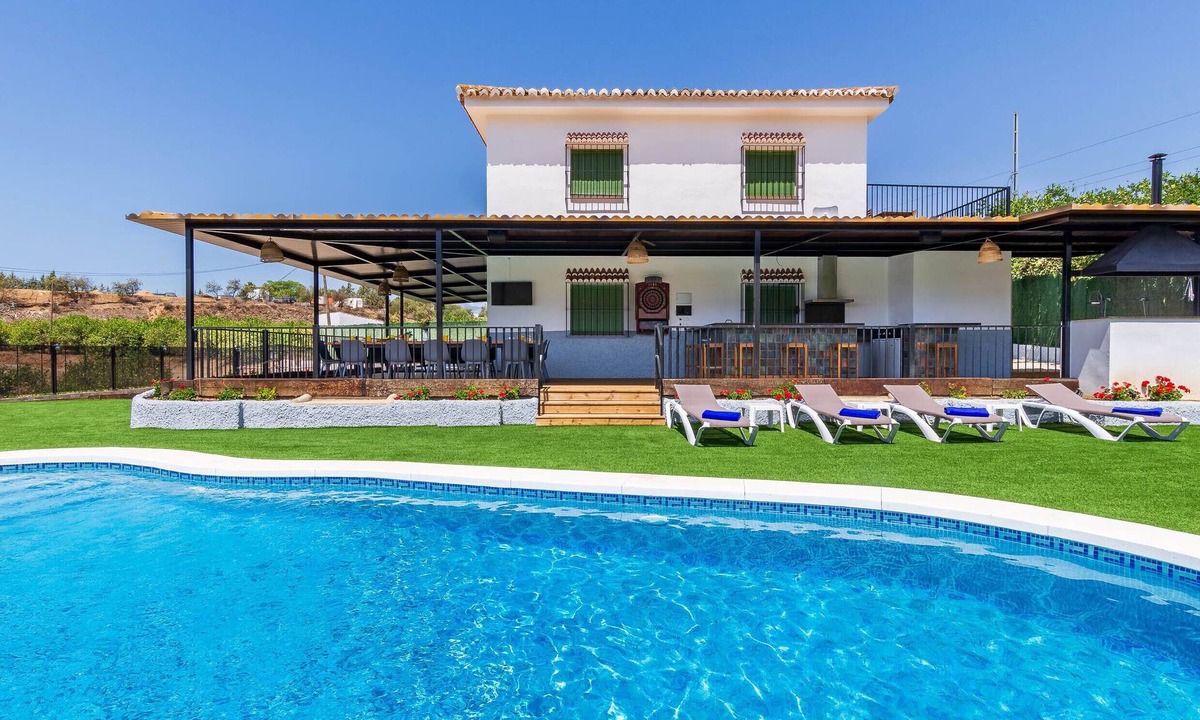 Pizarra Cottage | Countryside house for 14 with private pool, BBQ & garden near Málaga 30 min