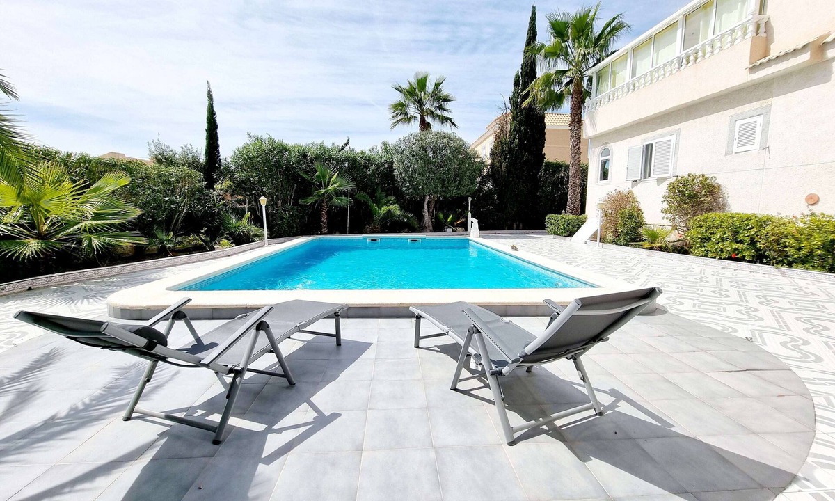 La Siesta Ski Chalet | Detached villa with private pool