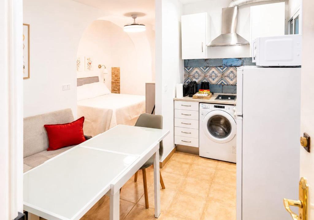 Carmona Apartment | Encanto Histórico en Carmona - Estudio Bajo a un paso de Sevilla by beBalmy