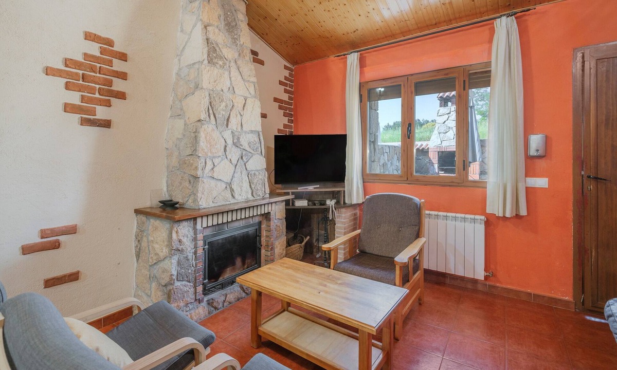 San Martin de la Vega del Al House | Rural House 'La Vega De Gredos' with Mountain Views, Private Terrace and Wi-Fi